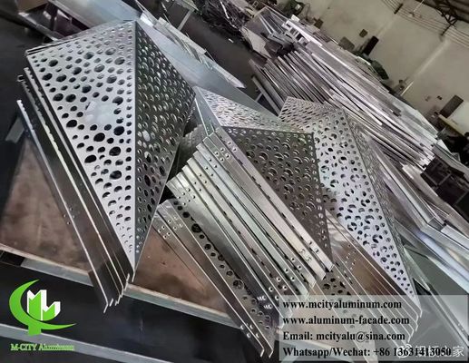 Buen precio Pantalla de aluminio 3D para techos metálicos con luz LED en línea