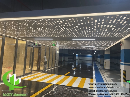 Placa de aluminio de techo metálico perforado Material duradero con luz LED Diseño moderno