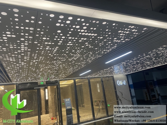 Placa de aluminio de techo metálico perforado Material duradero con luz LED Diseño moderno