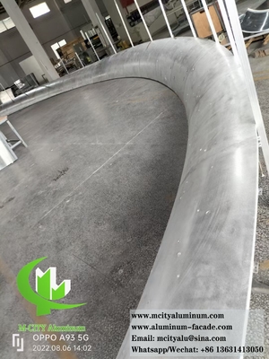 Panel de aluminio con revestimiento metálico doble curvado