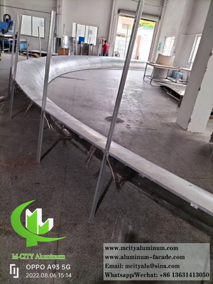Panel de aluminio con revestimiento metálico doble curvado