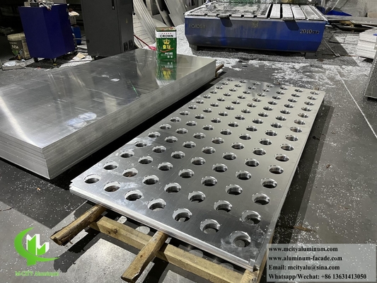 Panel de revestimiento de metal perforado por CNC para columna con luz LED de patrón de corte por láser en el interior