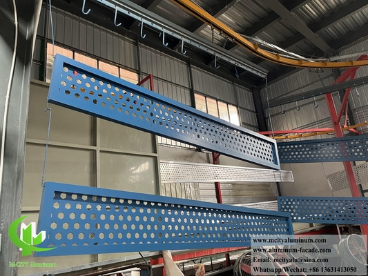 Pantalla de aluminio con aletas metálicas perforadas para decoración de fachadas