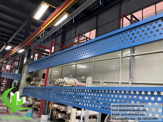 Pantalla de aluminio con aletas metálicas perforadas para decoración de fachadas