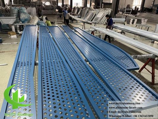 Pantalla de aluminio con aletas metálicas perforadas para decoración de fachadas