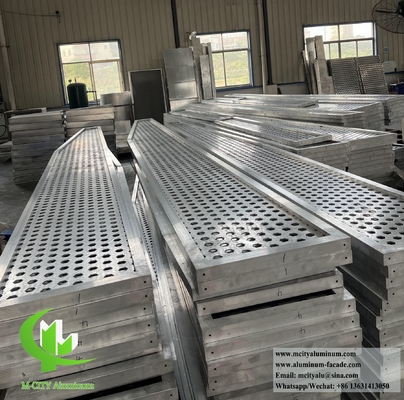 Pantalla de aluminio con aletas metálicas perforadas para decoración de fachadas