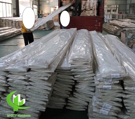 Proveedor de persianas de aluminio en China con acabado ovalado de forma de polvo revestido de sistema de aerorroles de 300 mm de ancho color de grano de madera