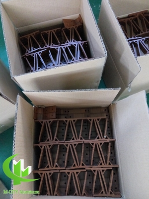 Proveedor de persianas de aluminio en China con acabado ovalado de forma de polvo revestido de sistema de aerorroles de 300 mm de ancho color de grano de madera