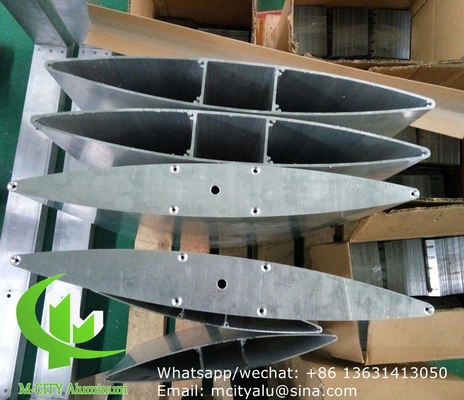 Revestimiento en polvo de aluminio de perfil aerodinámico arquitectónico con forma ovalada para pared cortina de fachada