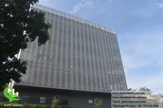 Sistema de revestimiento de aluminio con fachadas metálicas curvas perforadas