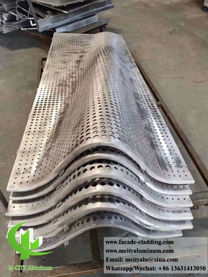 Forma 3D Revestimiento metálico perforado fachadas de aluminio agujeros redondos color plateado para pared del edificio