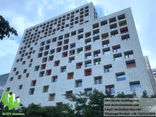Fabricación de revestimientos para paredes de aluminio con fachadas metálicas perforadas PVDF de color natural o de óxido