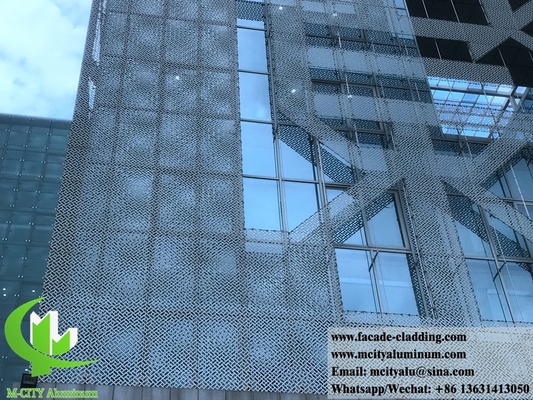 Fabricación de revestimientos de aluminio para fachadas metálicas con pantalla de metal cortada por láser