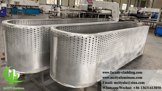 Las fachadas de aluminio revestidas de metal de color azul con agujeros redondos y patrones de perforación