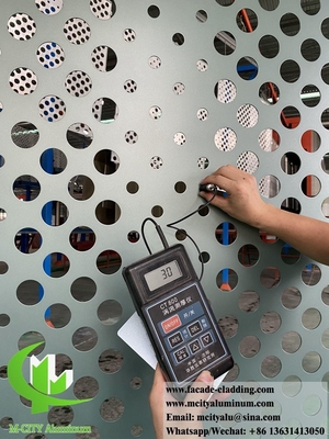 Las fachadas de aluminio revestidas de metal de color azul con agujeros redondos y patrones de perforación