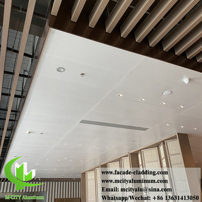 Polvo revestido de color blanco revestimiento de pared sólida techo de aluminio decoración interior