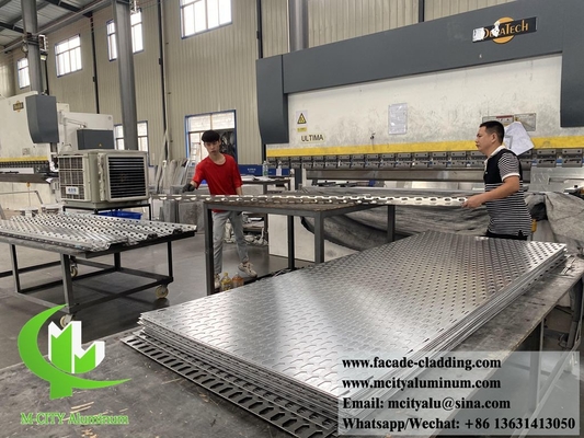 Fabricación de revestimientos para paredes de aluminio con revestimiento de fachadas metálicas perforadas