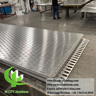 Panel decorativo de chapa de aluminio perforada de forma hexagonal de color gris recubierto en polvo