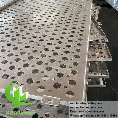 Panel decorativo de chapa de aluminio perforada de forma hexagonal de color gris recubierto en polvo