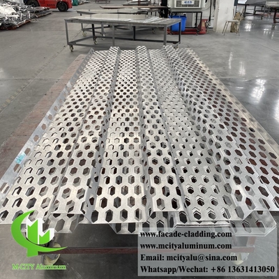 Panel decorativo de chapa de aluminio perforada de forma hexagonal de color gris recubierto en polvo