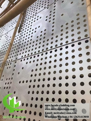 Fabricación de fachadas de aluminio con hoyos redondos con revestimiento metálico perforado