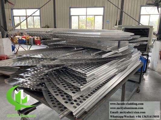 Sistema de fachadas de revestimiento de paredes con paneles perforados de chapa de aluminio curvada