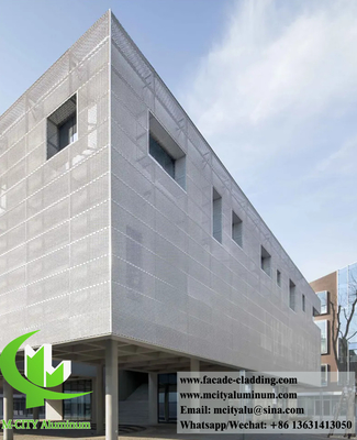 Revestimiento de aluminio con malla corrugada perforada Decoración exterior PVDF Color blanco