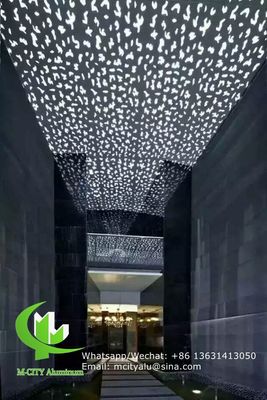 Buen precio Panel de aluminio PVDF de 2 mm de espesor cortado con láser para decoración de techos y fachada de aluminio perforado en línea